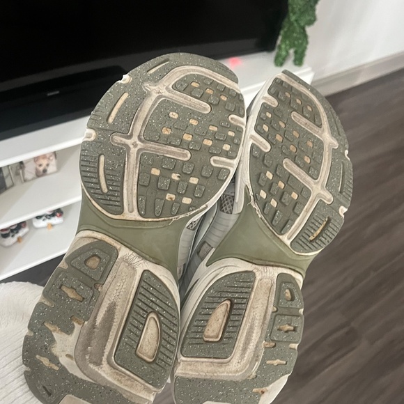 Nike Women’s V2K Run Shoes - Picture 11 of 12